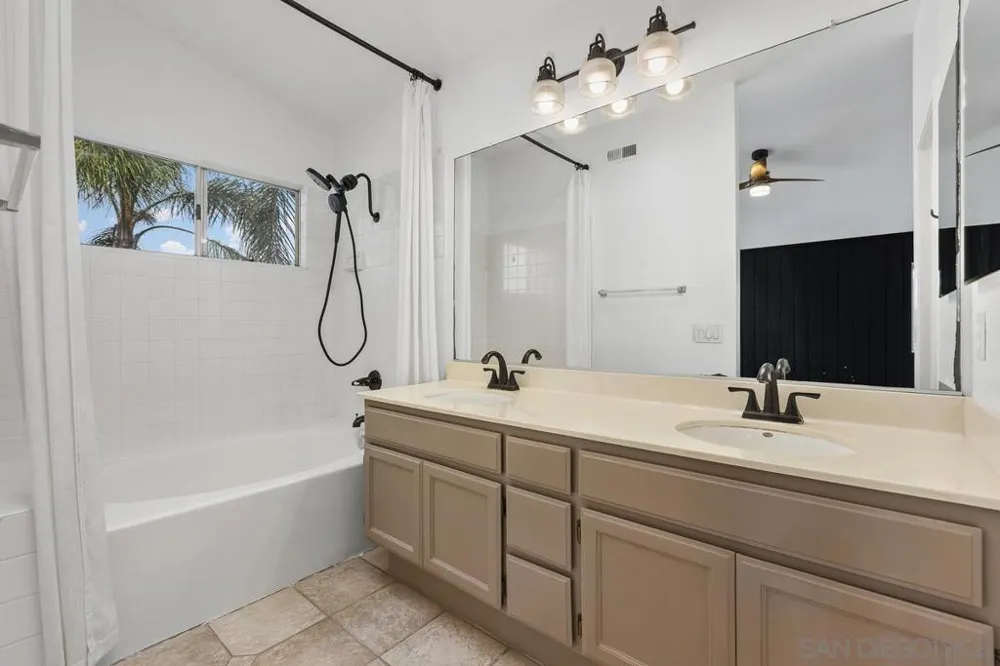 1967 Spanish Oak Way Vista, CA 92081