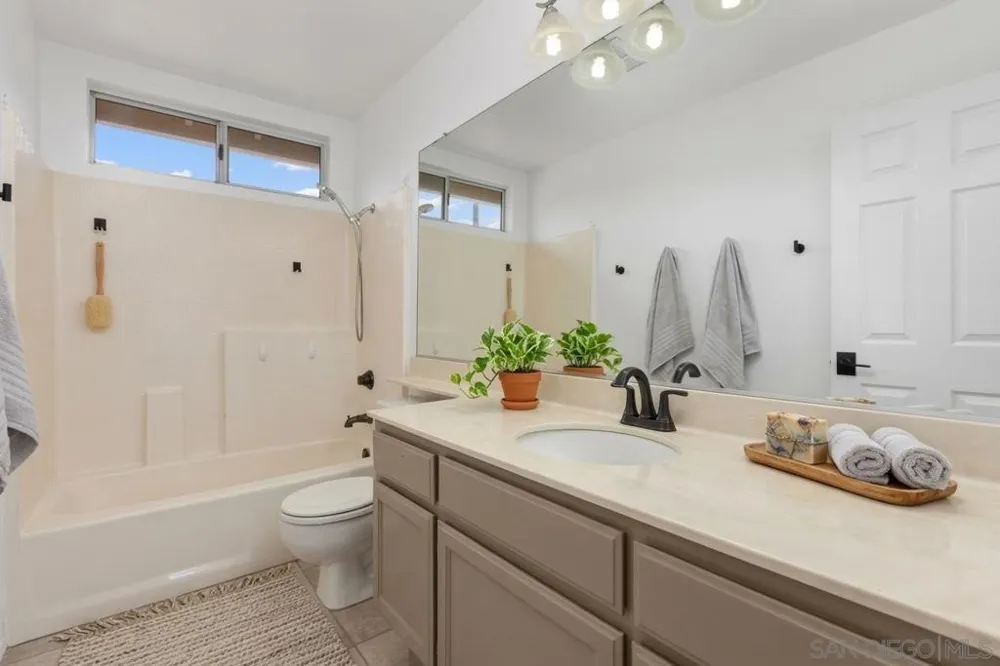 1967 Spanish Oak Way Vista, CA 92081