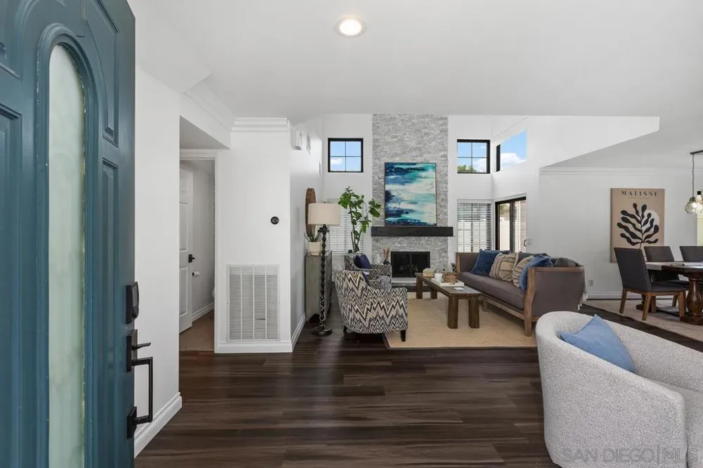 1967 Spanish Oak Way Vista, CA 92081