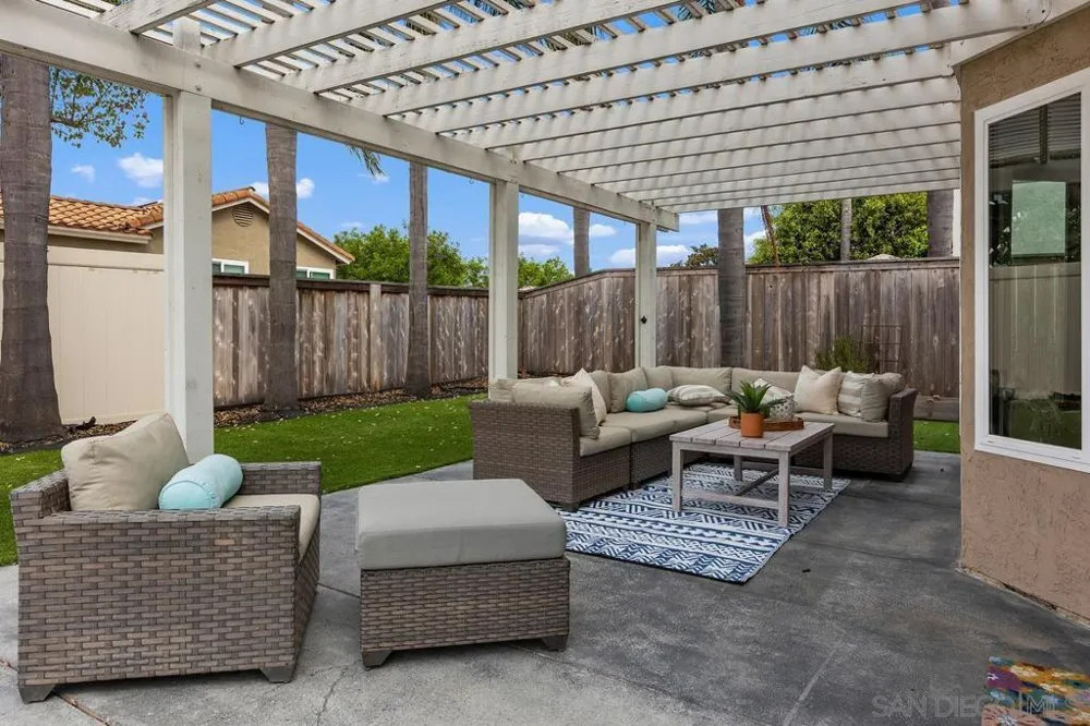 1967 Spanish Oak Way Vista, CA 92081