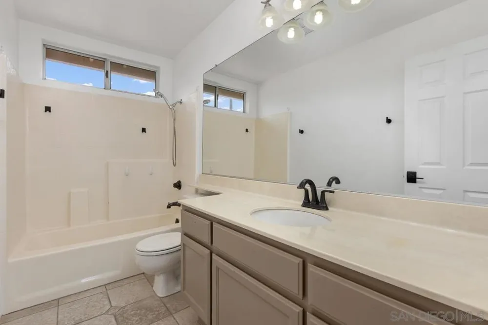 1967 Spanish Oak Way Vista, CA 92081