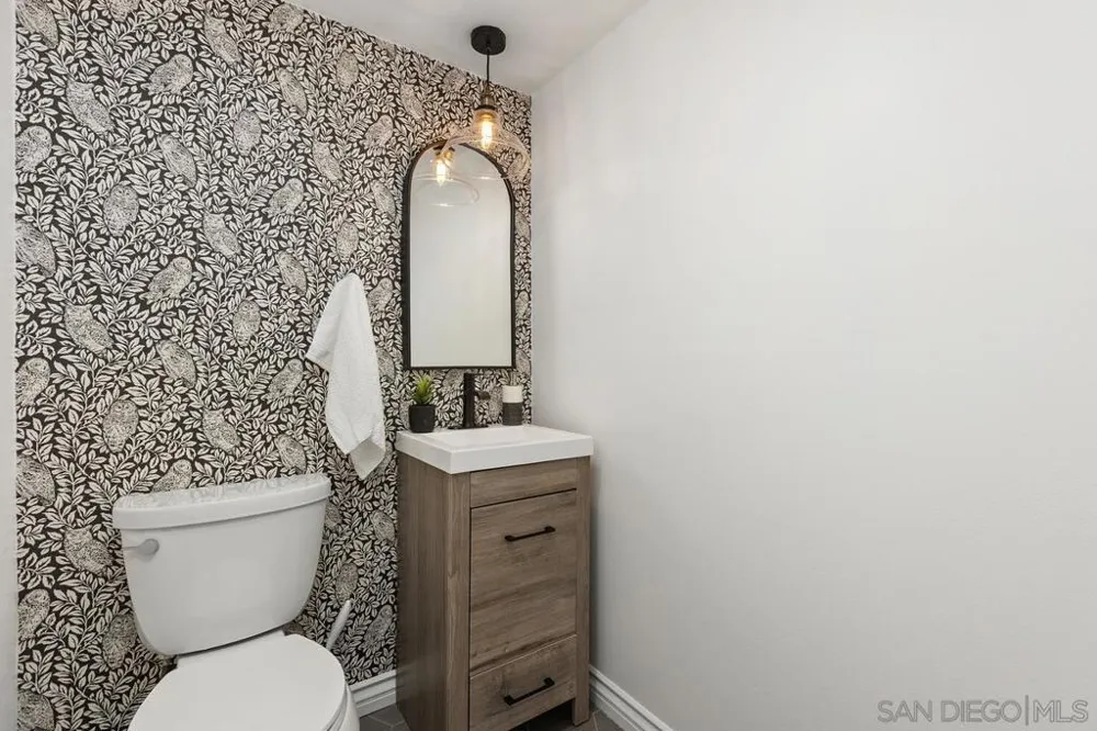 1967 Spanish Oak Way Vista, CA 92081