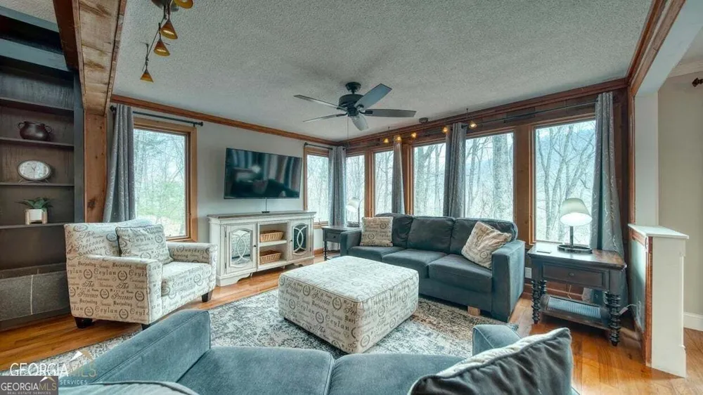 555 Laurel Ridge DR Ellijay, GA 30536