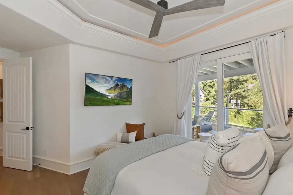 27567 West Shore Rd Lake Arrowhead, CA 92352