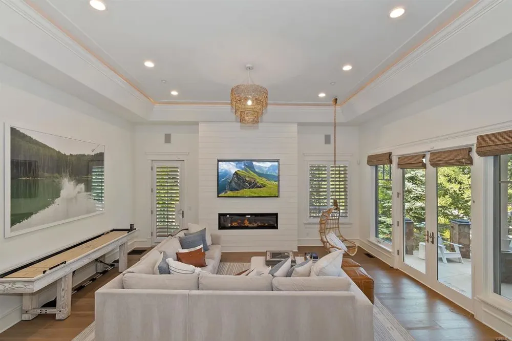 27567 West Shore Rd Lake Arrowhead, CA 92352