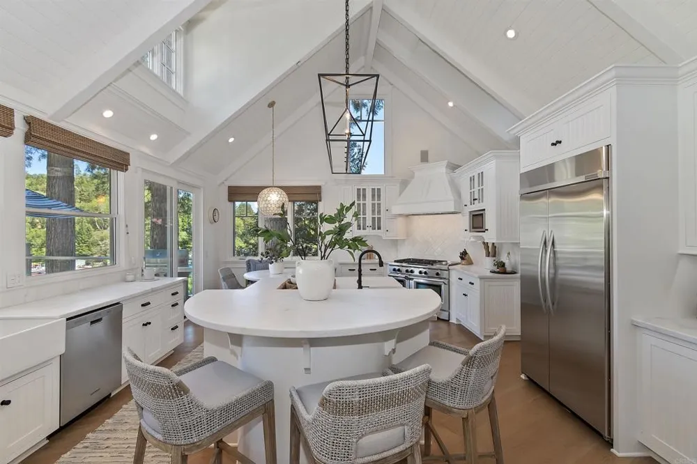 27567 West Shore Rd Lake Arrowhead, CA 92352
