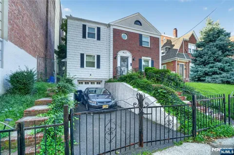 821-823 10th Street