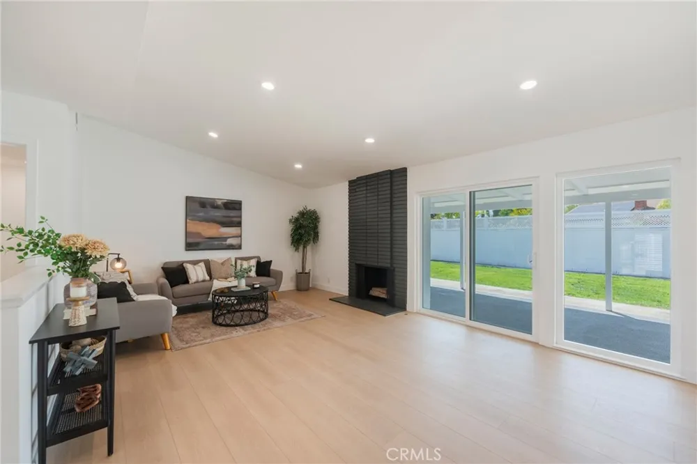 1018 Wright Santa Ana, CA 92701