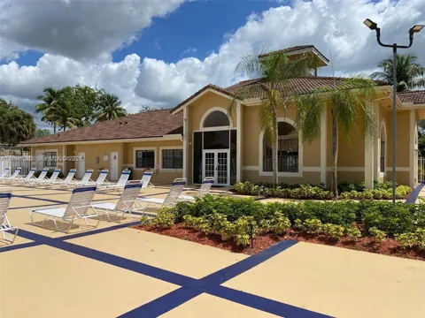 450 W Palm Circle #202