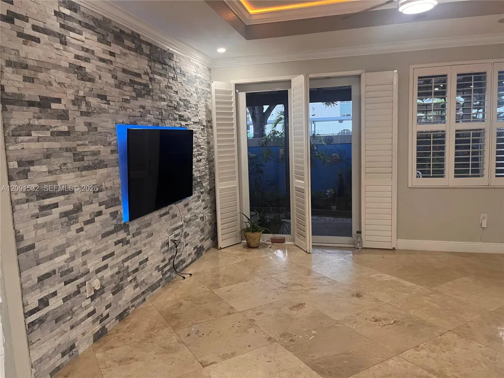 15257 SW 8th Way Miami, FL 33194