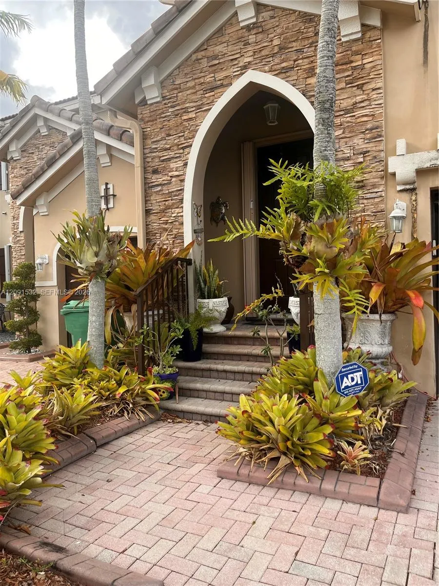 15257 SW 8th Way Miami, FL 33194