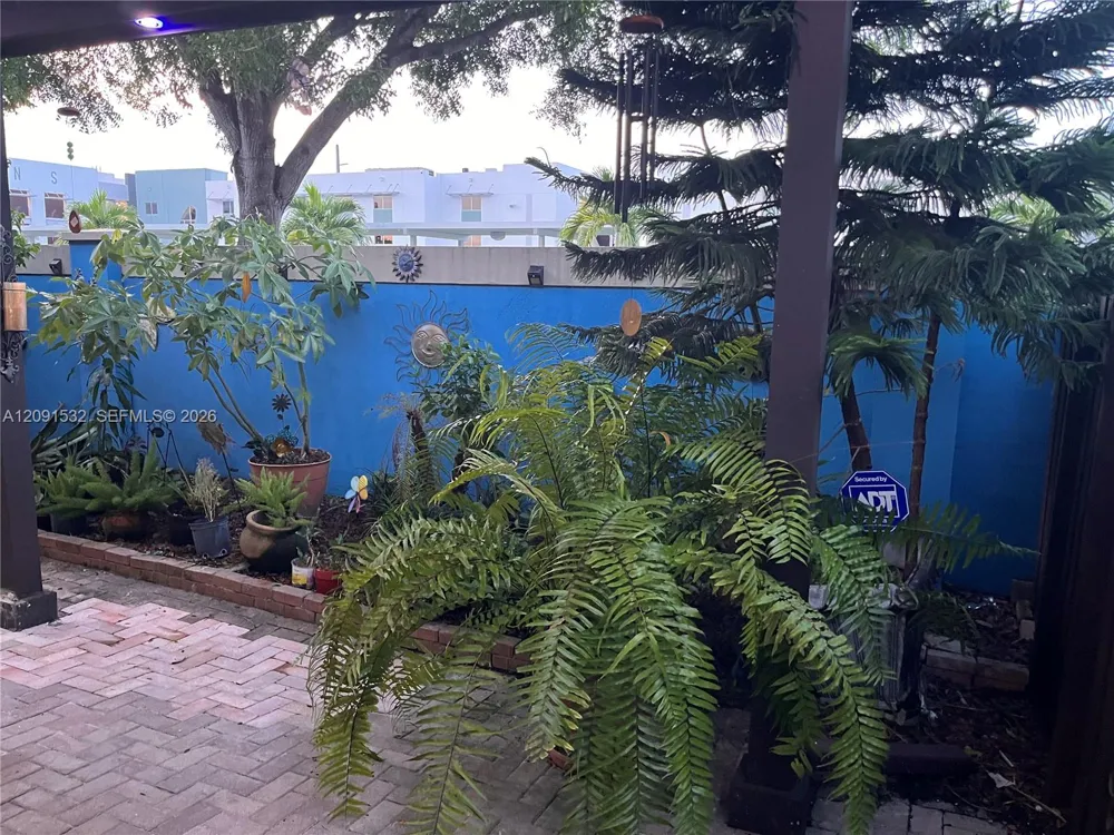 15257 SW 8th Way Miami, FL 33194