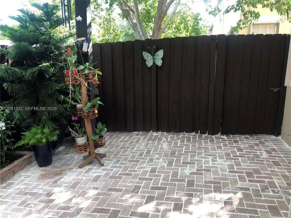 15257 SW 8th Way Miami, FL 33194