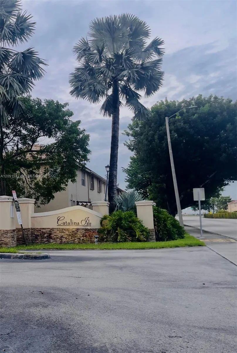 15257 SW 8th Way Miami, FL 33194