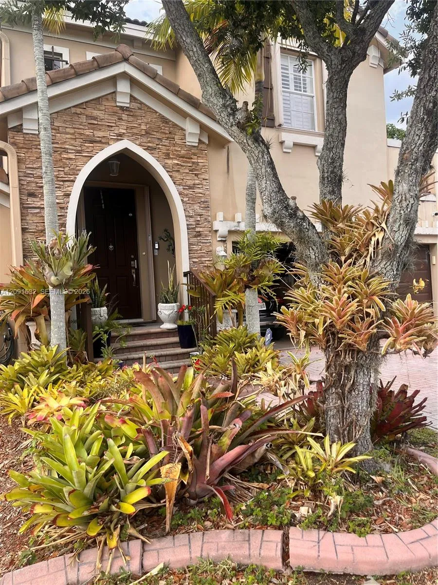 15257 SW 8th Way Miami, FL 33194