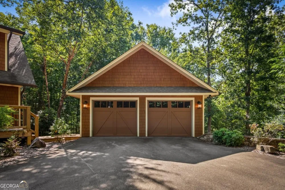 2634 Mountain Tops RD Blue Ridge, GA 30513