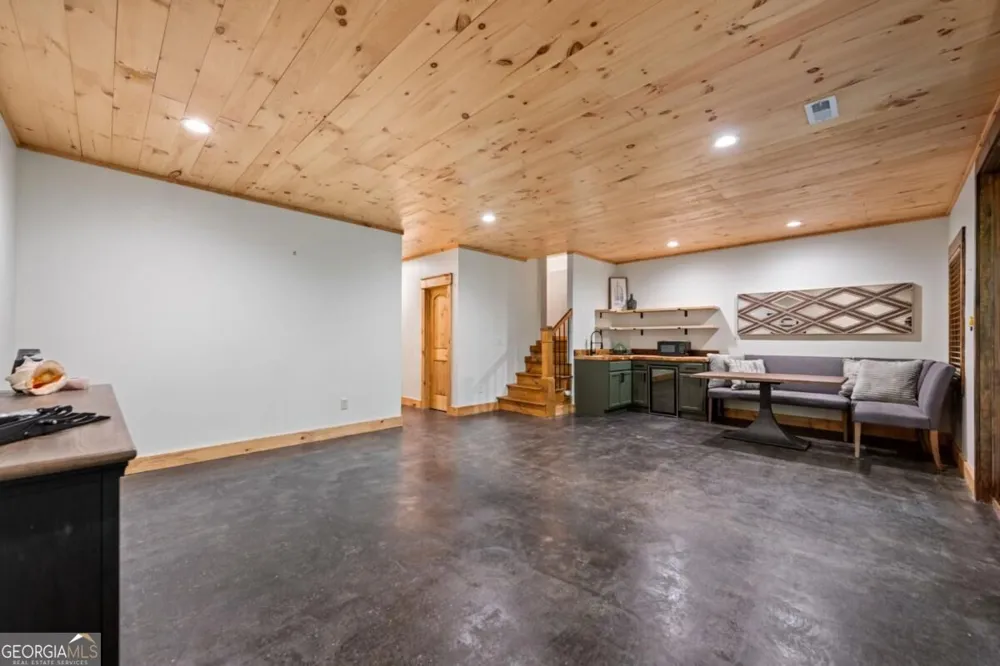 2634 Mountain Tops RD Blue Ridge, GA 30513