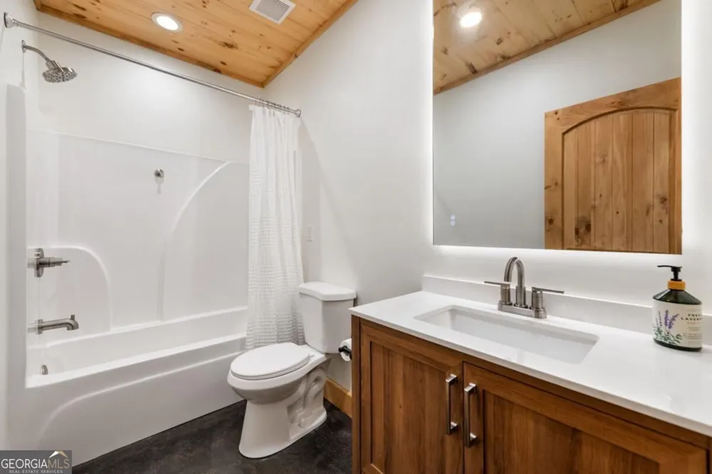 2634 Mountain Tops RD Blue Ridge, GA 30513