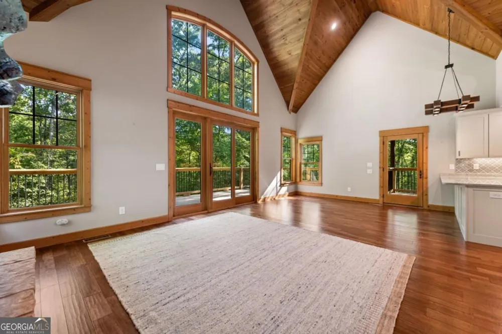 2634 Mountain Tops RD Blue Ridge, GA 30513