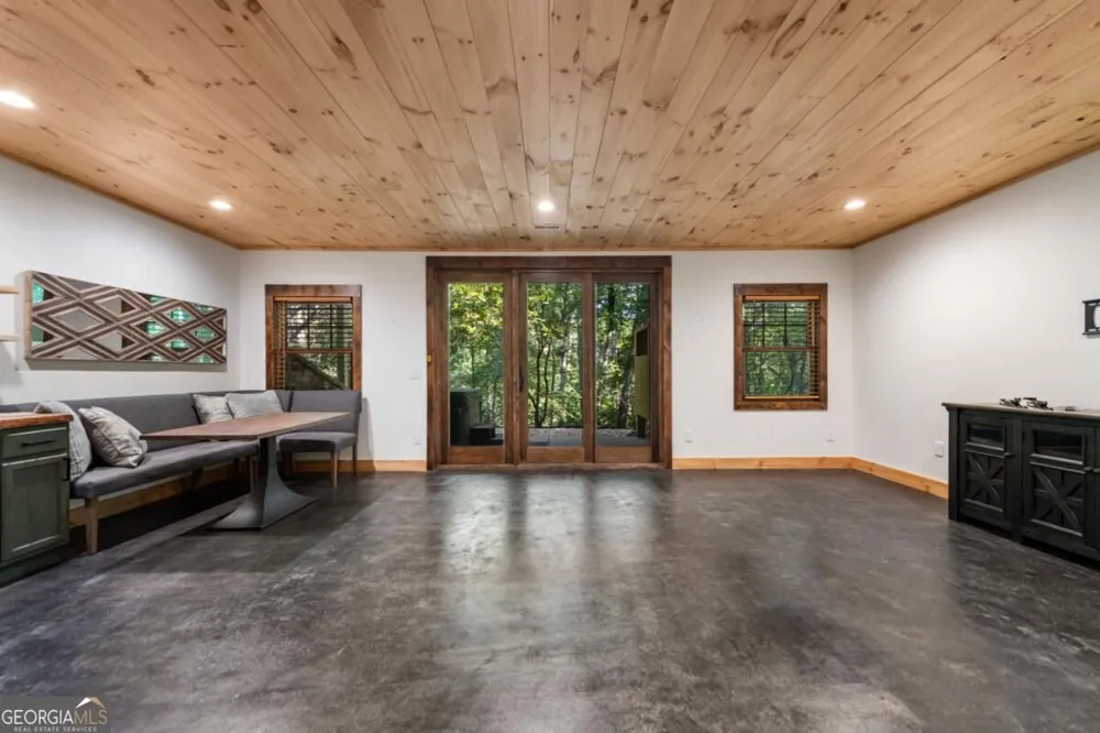 2634 Mountain Tops RD Blue Ridge, GA 30513