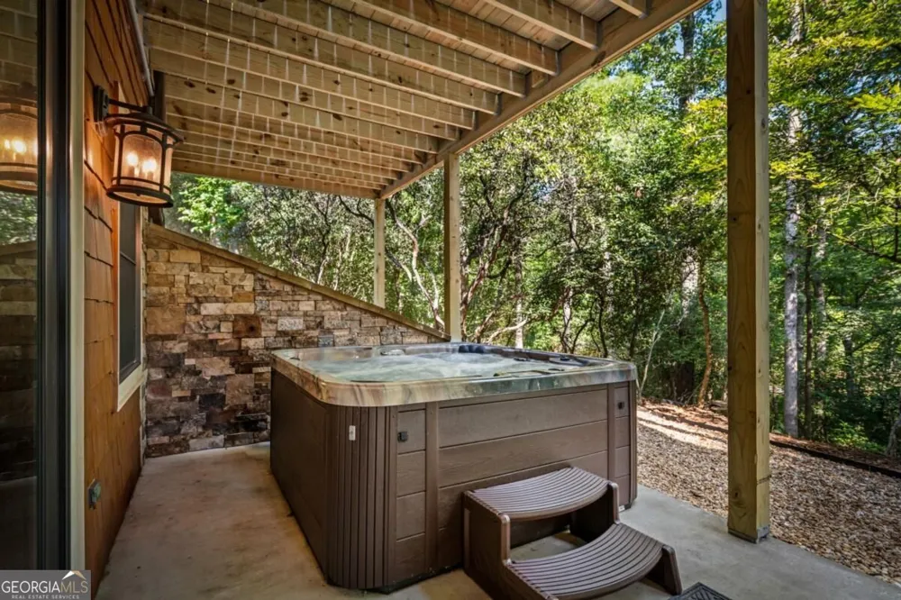 2634 Mountain Tops RD Blue Ridge, GA 30513