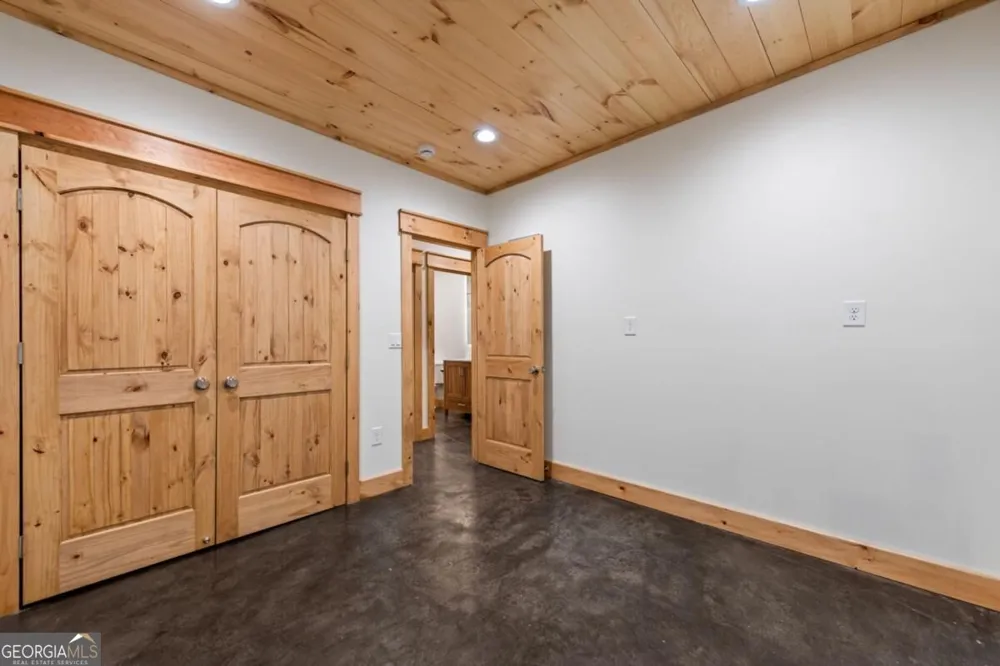 2634 Mountain Tops RD Blue Ridge, GA 30513