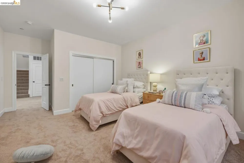 6375 Longcroft Dr Oakland, CA 94611