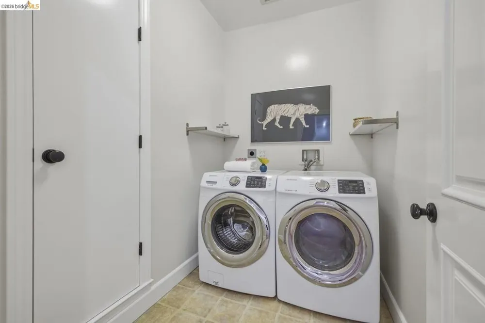6375 Longcroft Dr Oakland, CA 94611