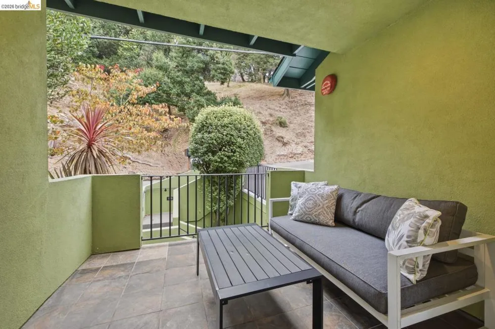 6375 Longcroft Dr Oakland, CA 94611