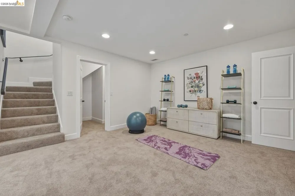 6375 Longcroft Dr Oakland, CA 94611