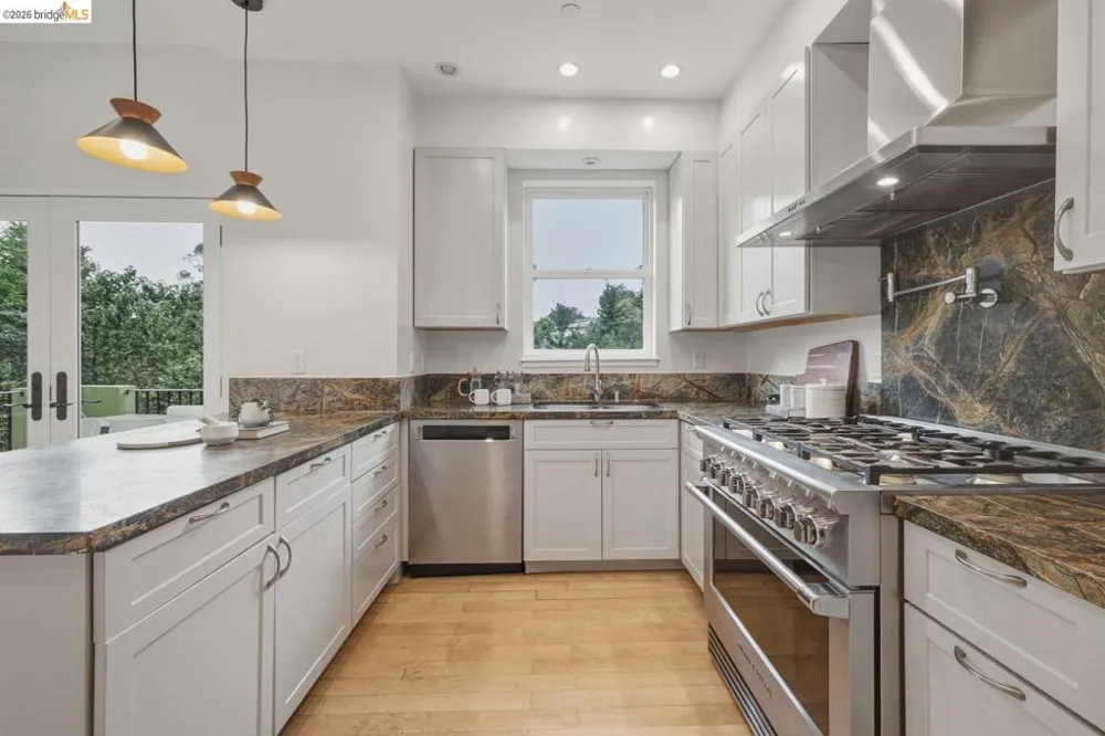 6375 Longcroft Dr Oakland, CA 94611