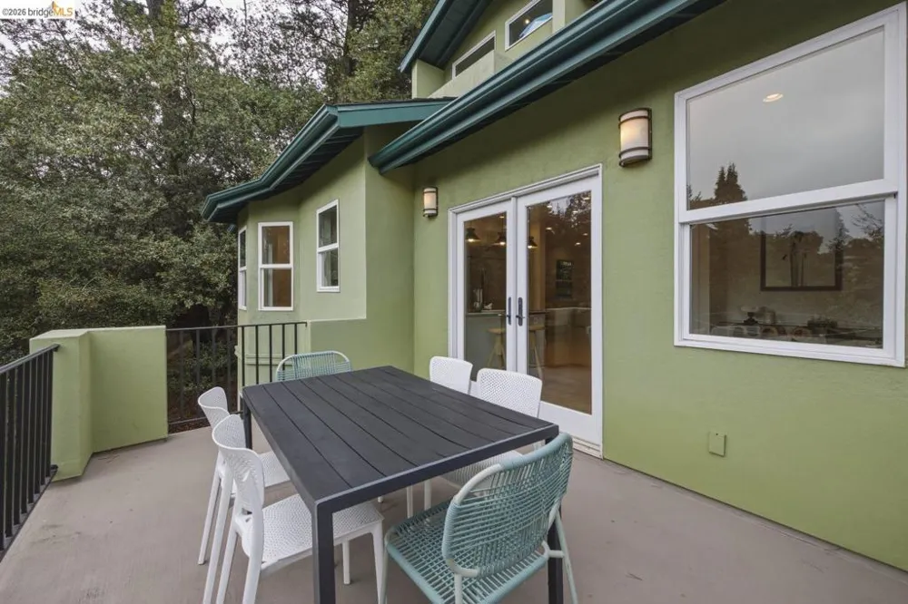 6375 Longcroft Dr Oakland, CA 94611