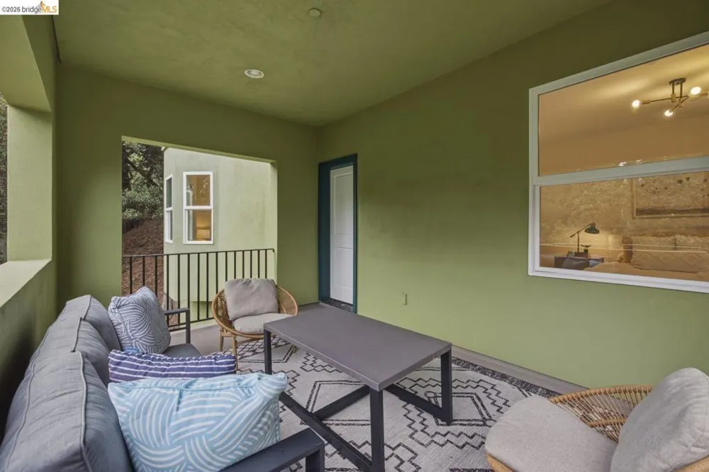6375 Longcroft Dr Oakland, CA 94611