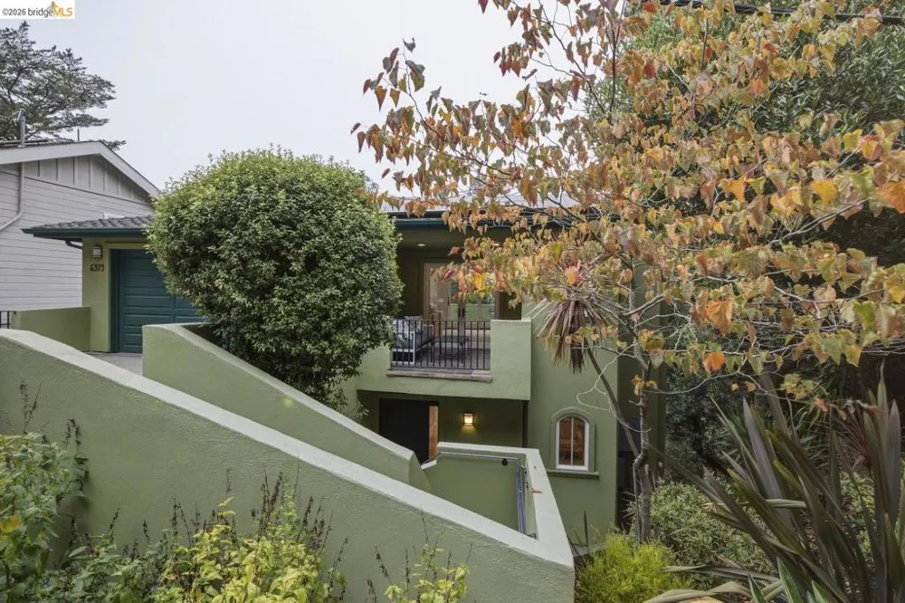 6375 Longcroft Dr Oakland, CA 94611
