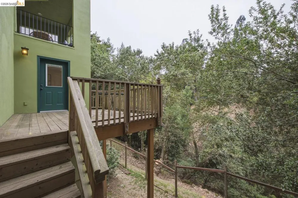 6375 Longcroft Dr Oakland, CA 94611