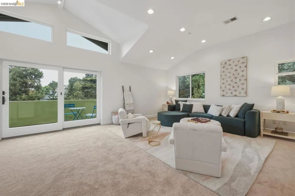 6375 Longcroft Dr Oakland, CA 94611