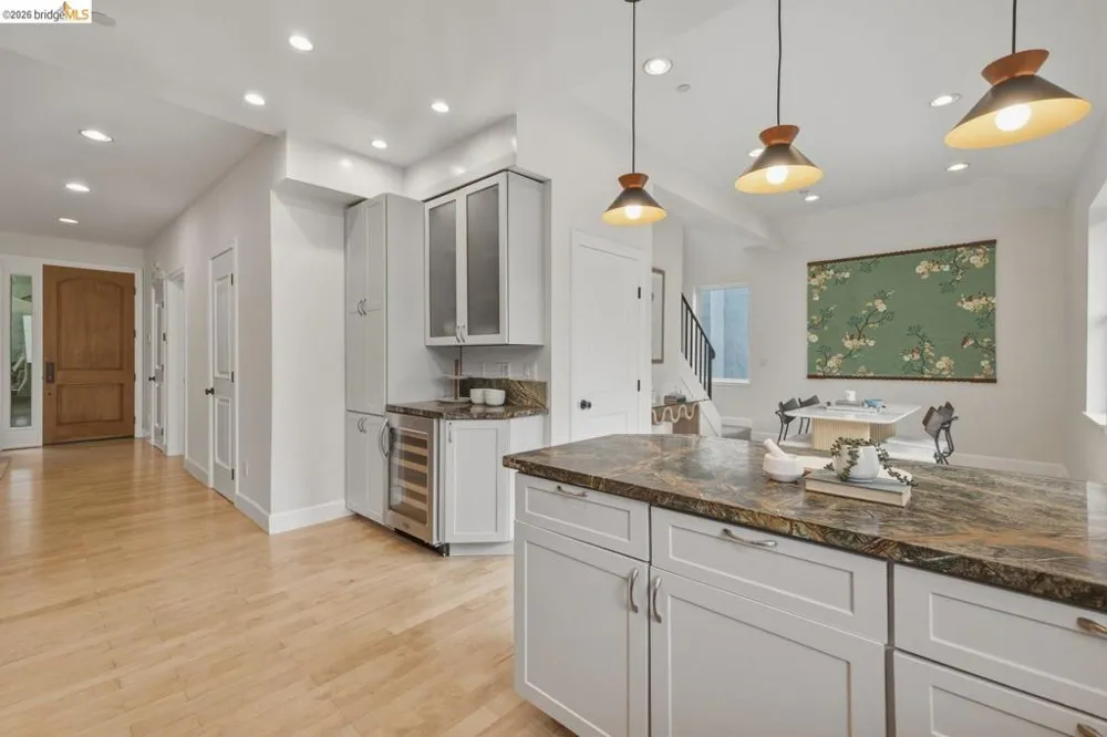 6375 Longcroft Dr Oakland, CA 94611