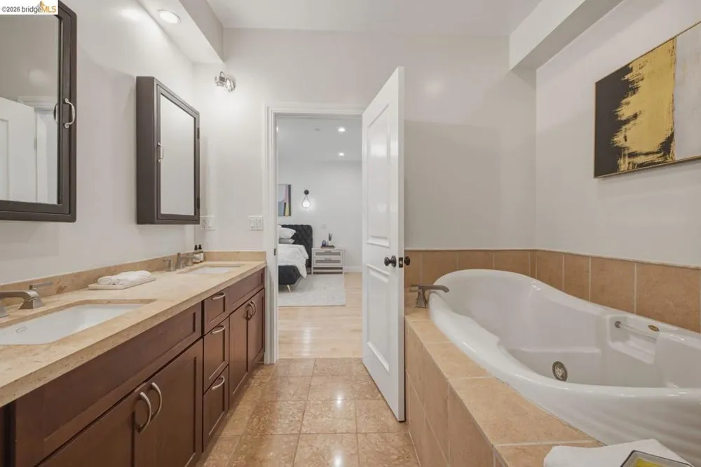 6375 Longcroft Dr Oakland, CA 94611