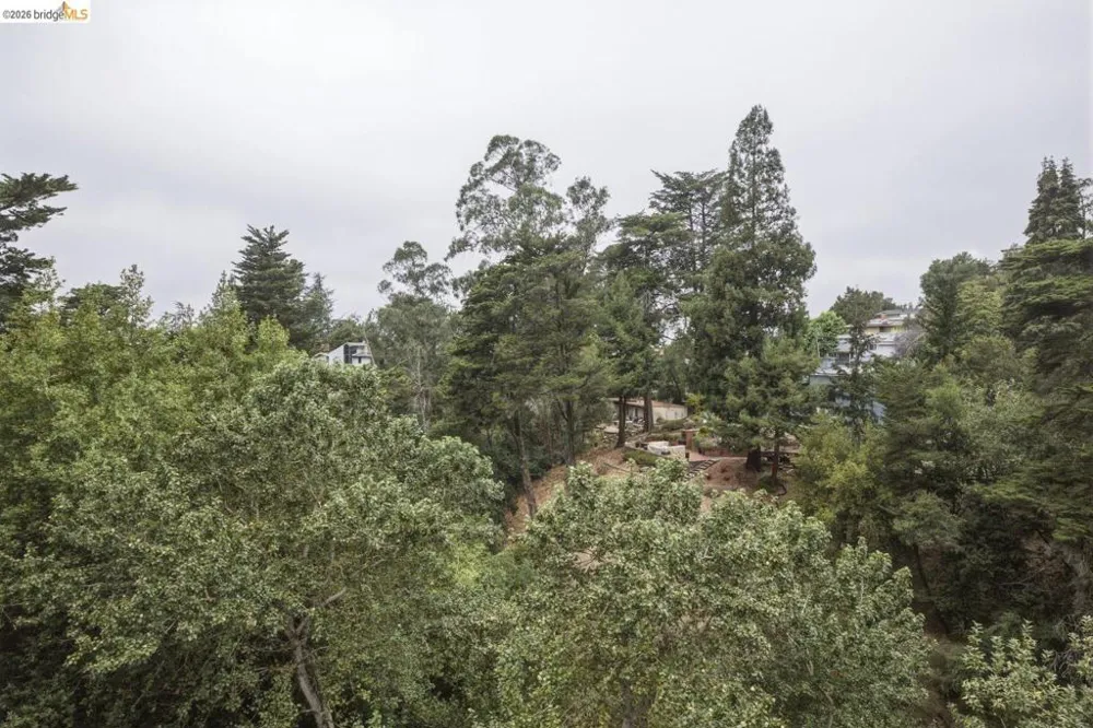 6375 Longcroft Dr Oakland, CA 94611
