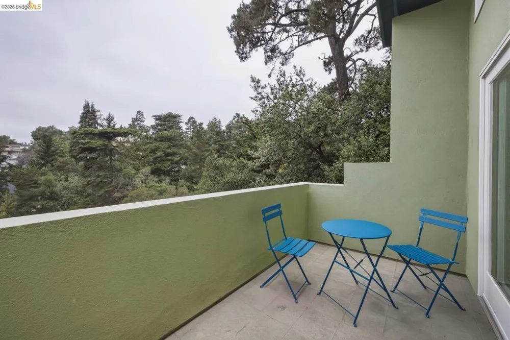 6375 Longcroft Dr Oakland, CA 94611