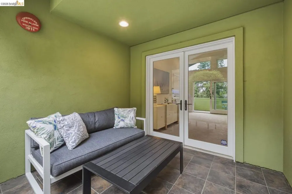 6375 Longcroft Dr Oakland, CA 94611