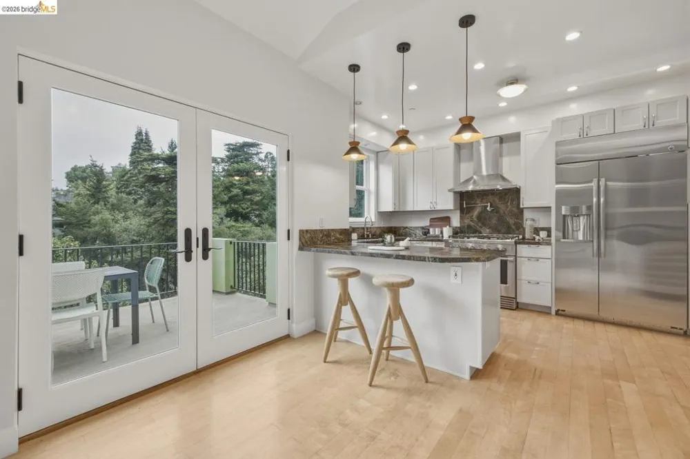 6375 Longcroft Dr Oakland, CA 94611