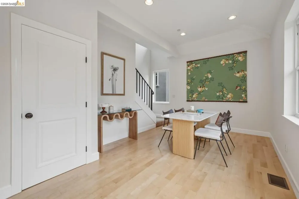 6375 Longcroft Dr Oakland, CA 94611
