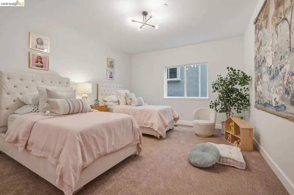 6375 Longcroft Dr Oakland, CA 94611