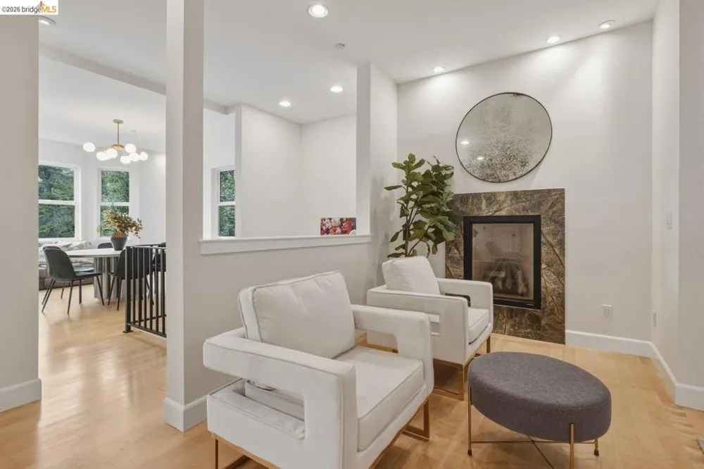 6375 Longcroft Dr Oakland, CA 94611