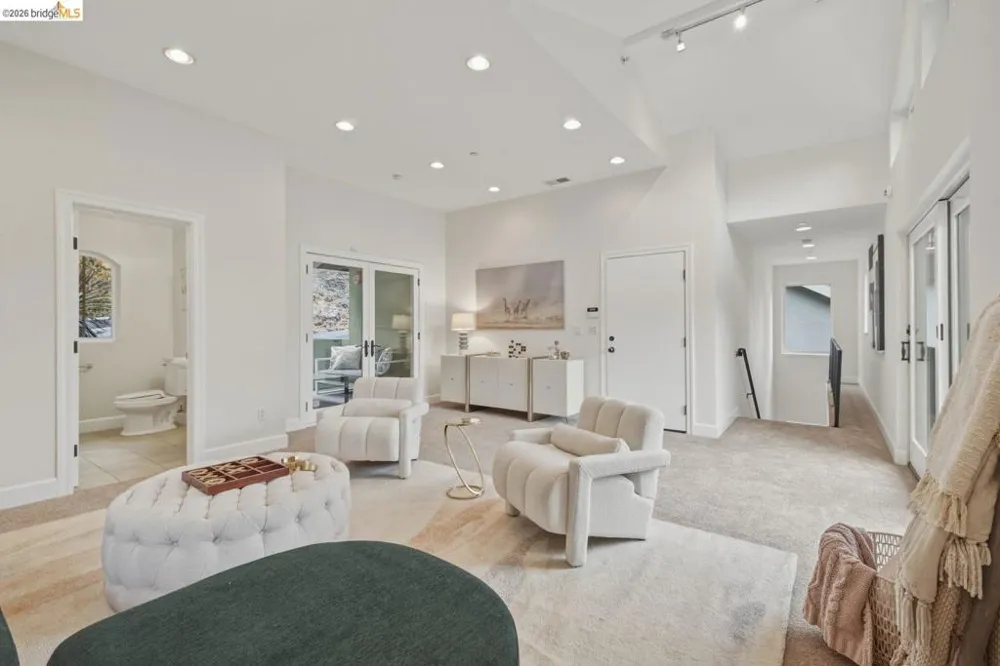 6375 Longcroft Dr Oakland, CA 94611