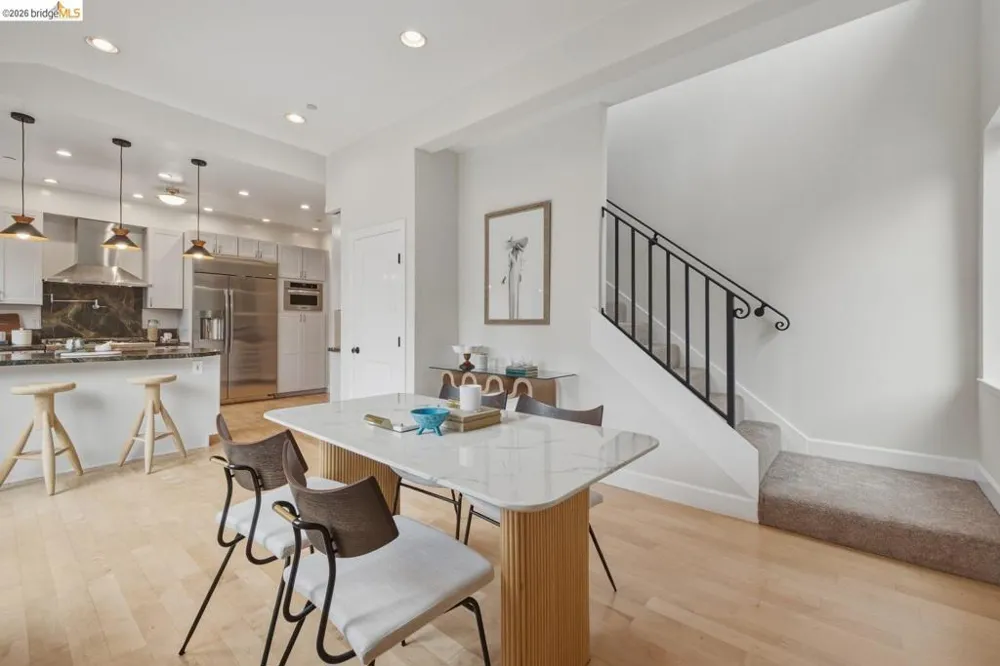 6375 Longcroft Dr Oakland, CA 94611
