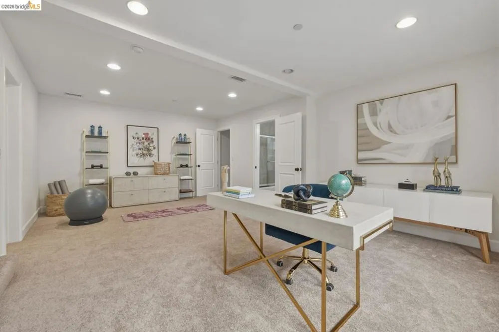 6375 Longcroft Dr Oakland, CA 94611