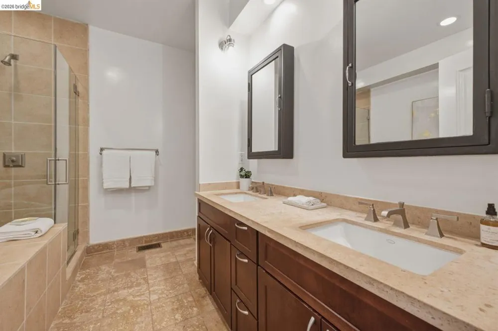 6375 Longcroft Dr Oakland, CA 94611
