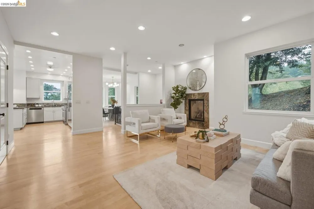 6375 Longcroft Dr Oakland, CA 94611